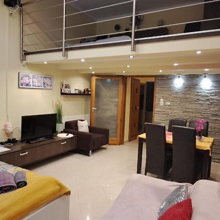 Szandi Belvarosi Apartman Seghedin Exterior foto